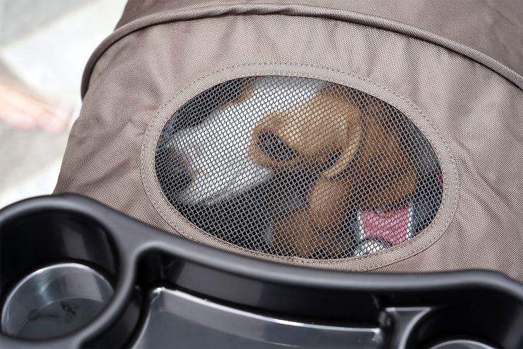 Petstro 沛德奧寵物推車開箱分享:309P 經典紐約系列 - 雙色千鳥,三輪設計更靈活,收摺簡單易攜帶! - 阿祥的網路筆記本 推串頂棚也有一個紗網開口,可以讓車內的狗狗隨時看到主人,也能確保狗狗安心待在車內不慌張!