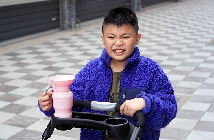 Petstro 沛德奧寵物推車開箱分享:309P 經典紐約系列 - 雙色千鳥,三輪設計更靈活,收摺簡單易攜帶! - 阿祥的網路筆記本 杯架設計也能方便置放狗狗的水壺或一般水杯(不要問我哥哥這表情是什麼意思,我也不懂…)