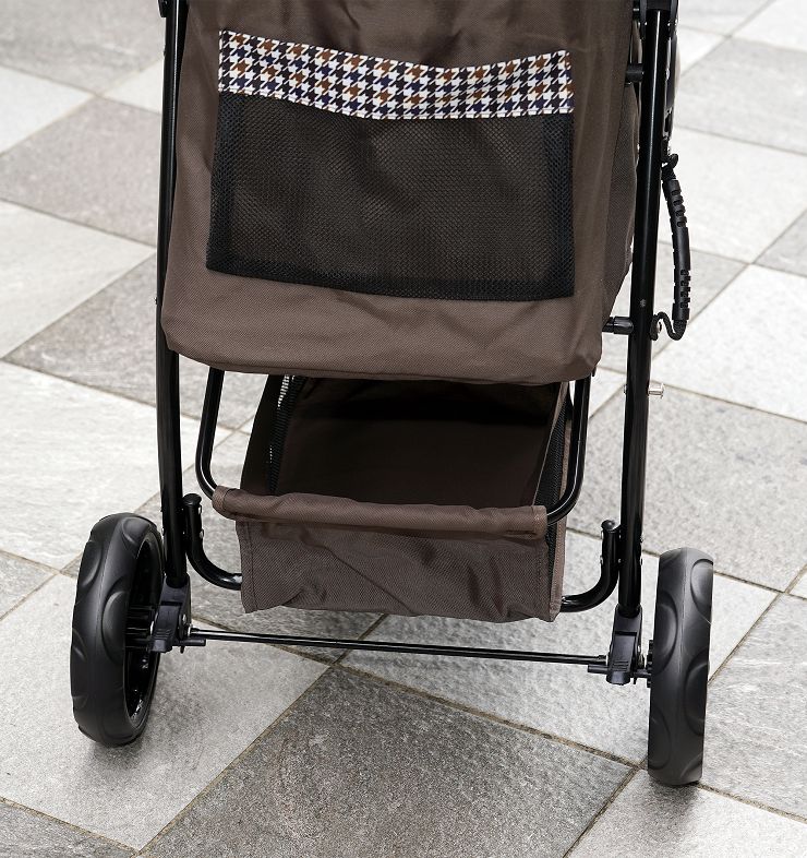 Petstro 沛德奧寵物推車開箱分享:309P 經典紐約系列 - 雙色千鳥,三輪設計更靈活,收摺簡單易攜帶! - 阿祥的網路筆記本 車身後側有一個網袋,底部也有較深的籃子可以收納狗狗的牽繩或用品。