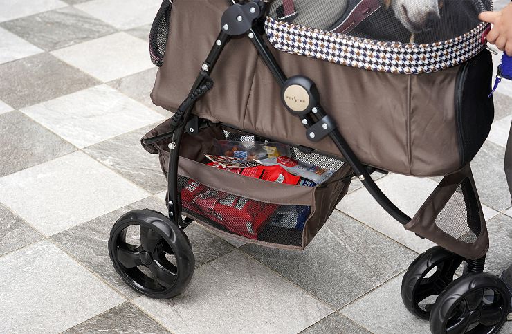 Petstro 沛德奧寵物推車開箱分享:309P 經典紐約系列 - 雙色千鳥,三輪設計更靈活,收摺簡單易攜帶! - 阿祥的網路筆記本 對於貪吃的米格魯來說,存放大量零食也是很必要的(?)