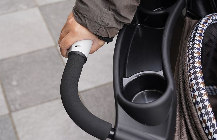 Petstro 沛德奧寵物推車開箱分享:309P 經典紐約系列 - 雙色千鳥,三輪設計更靈活,收摺簡單易攜帶! - 阿祥的網路筆記本 需要收車時,推車手把處旋轉一下可鬆開固定的卡榫