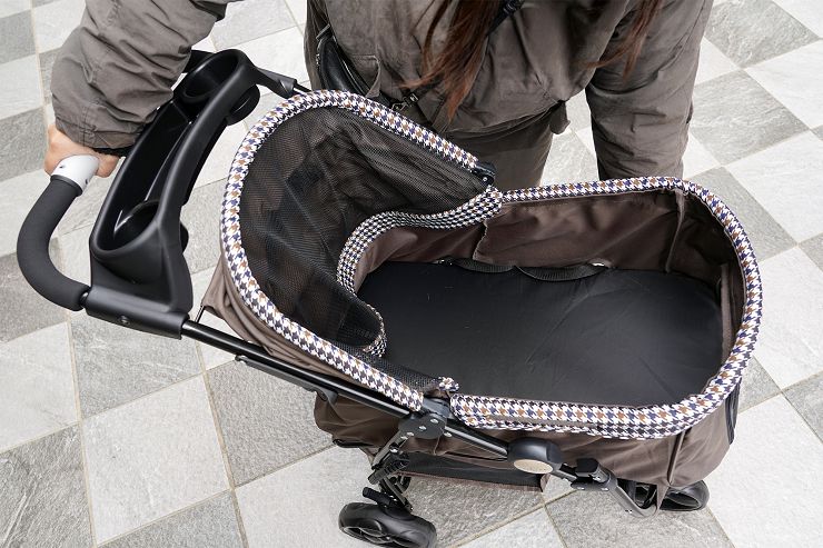 Petstro 沛德奧寵物推車開箱分享:309P 經典紐約系列 - 雙色千鳥,三輪設計更靈活,收摺簡單易攜帶! - 阿祥的網路筆記本 這時就能將推車左右側向下收摺