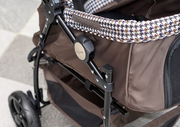 Petstro 沛德奧寵物推車開箱分享:309P 經典紐約系列 - 雙色千鳥,三輪設計更靈活,收摺簡單易攜帶! - 阿祥的網路筆記本 車側固定的關節處特寫