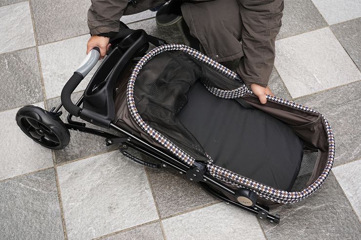 Petstro 沛德奧寵物推車開箱分享:309P 經典紐約系列 - 雙色千鳥,三輪設計更靈活,收摺簡單易攜帶! - 阿祥的網路筆記本 收摺後,推車就能形成較易攜帶的平整狀態。