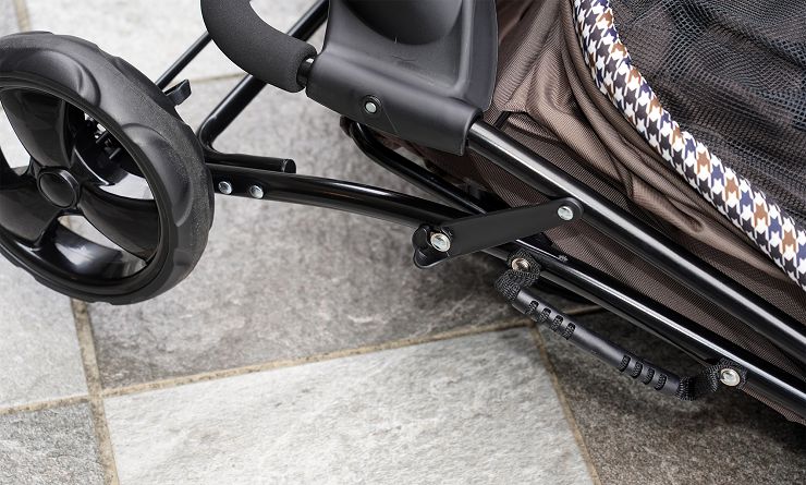 Petstro 沛德奧寵物推車開箱分享:309P 經典紐約系列 - 雙色千鳥,三輪設計更靈活,收摺簡單易攜帶! - 阿祥的網路筆記本 這裡也有安全扣可以將車身固定起來不鬆脫,以方便攜帶