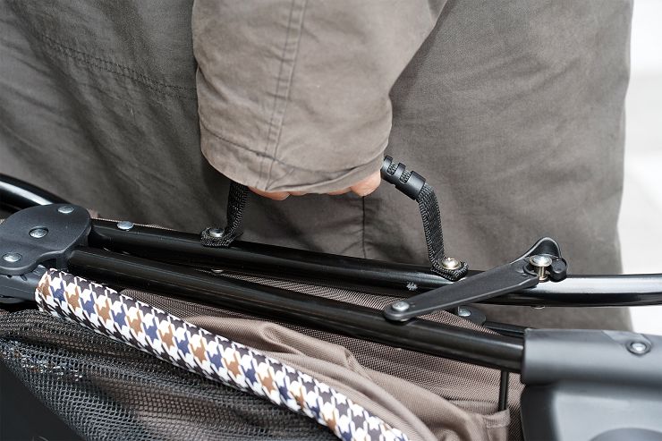 Petstro 沛德奧寵物推車開箱分享:309P 經典紐約系列 - 雙色千鳥,三輪設計更靈活,收摺簡單易攜帶! - 阿祥的網路筆記本 車側也有提把可以輕鬆將推車提著走