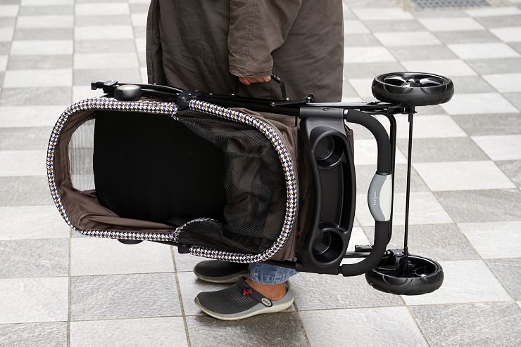 Petstro 沛德奧寵物推車開箱分享:309P 經典紐約系列 - 雙色千鳥,三輪設計更靈活,收摺簡單易攜帶! - 阿祥的網路筆記本 車側的手提把設計真的棒,可以輕鬆將推車拎著走