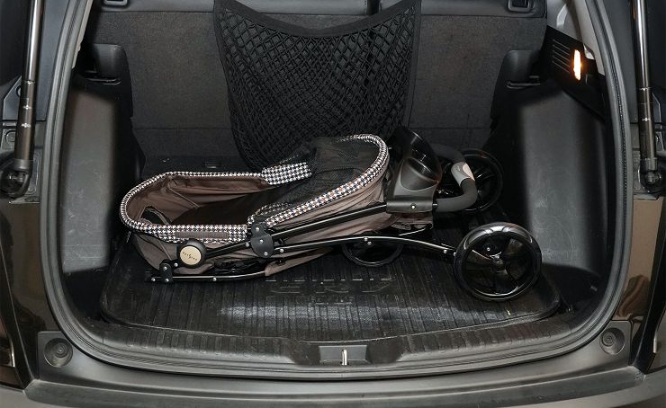 Petstro 沛德奧寵物推車開箱分享:309P 經典紐約系列 - 雙色千鳥,三輪設計更靈活,收摺簡單易攜帶! - 阿祥的網路筆記本 收摺後的沛德奧 309P 體積較扁平,可輕易放入後車廂內,若要進一步縮小體積也可以選擇將三個輪子拆卸下來