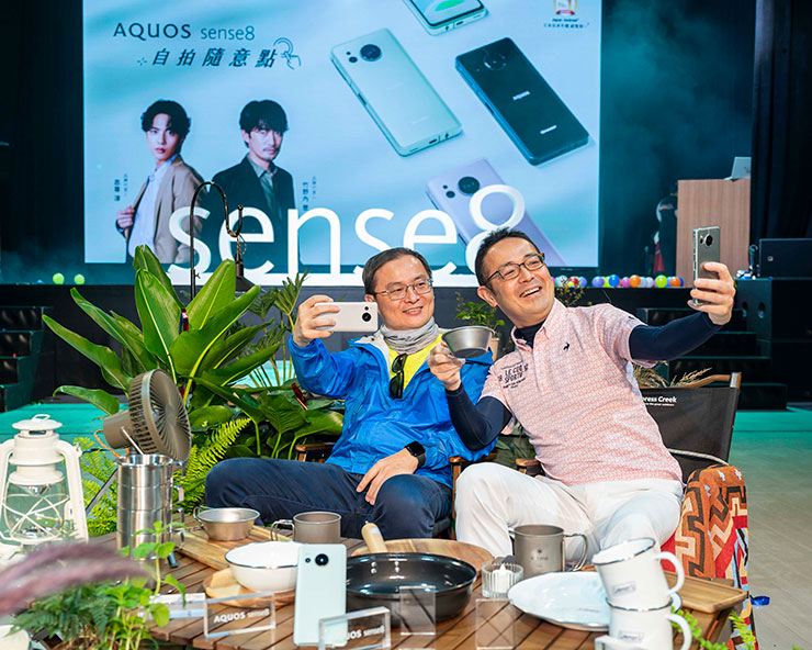 夏普推出 AQUOS sense8 中階高規機型,單手輕鬆拍出美麗照片! - 阿祥的網路筆記本 小林繁本部長_張總戶外區自拍