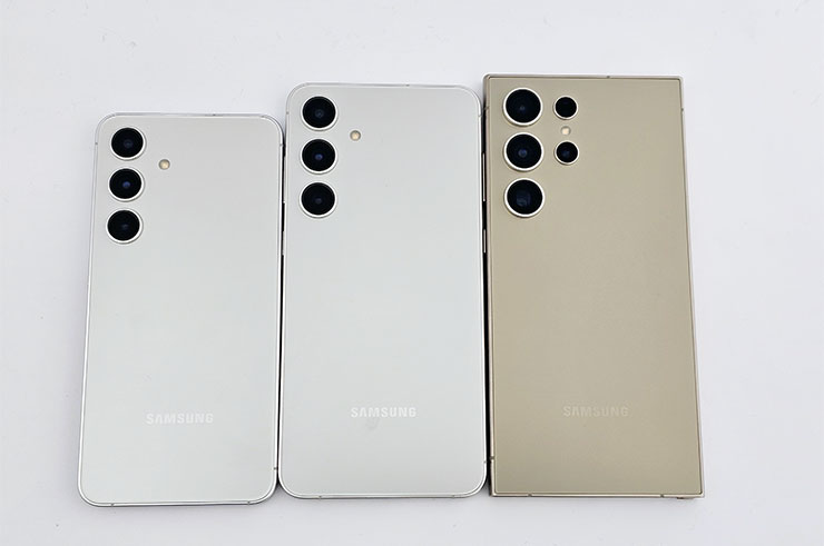三星 Galaxy S24 系列實機外觀動眼看!設計小細節差異,主題式感應保護殼風格多變! - 阿祥的網路筆記本 Galaxy S24 系列的灰色款三機(左至右 S24、S24+ 與 S24 Ultra)