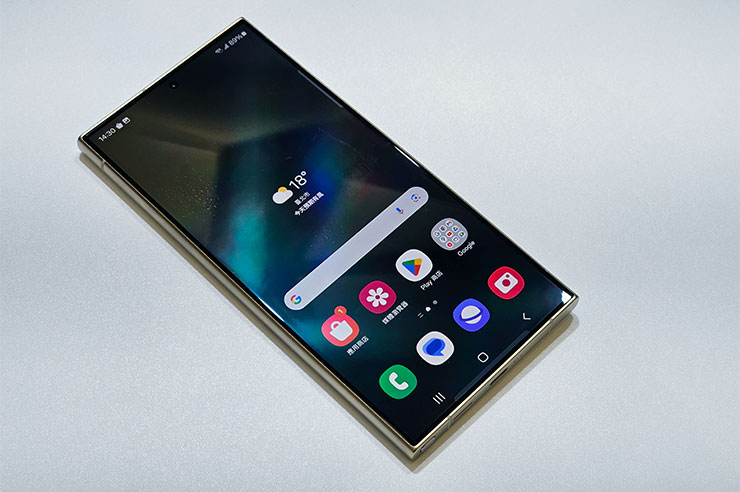 三星 Galaxy S24 系列實機外觀動眼看!設計小細節差異,主題式感應保護殼風格多變! - 阿祥的網路筆記本 Galaxy S24 Ultra 正面,可以明顯看到螢幕改為全平面設計了