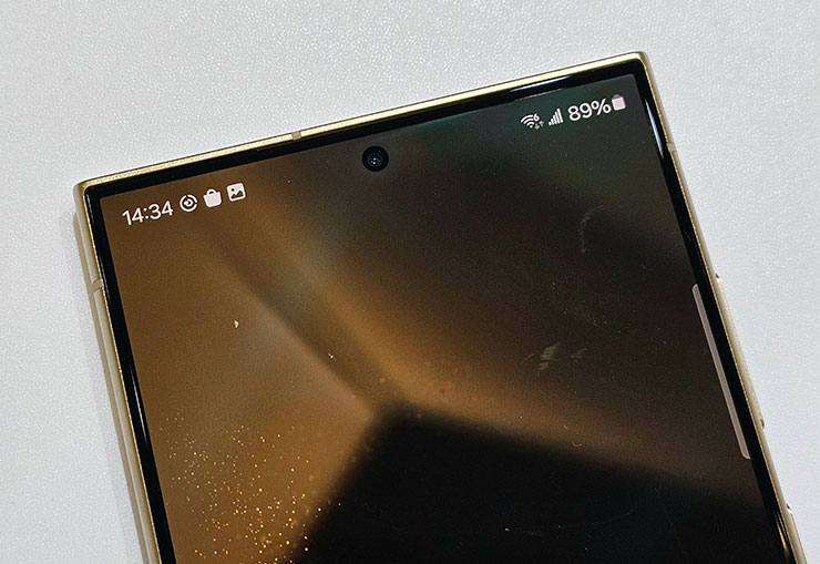 三星 Galaxy S24 系列實機外觀動眼看!設計小細節差異,主題式感應保護殼風格多變! - 阿祥的網路筆記本 近看可以感受到螢幕的邊框真的超窄,且四邊等寬
