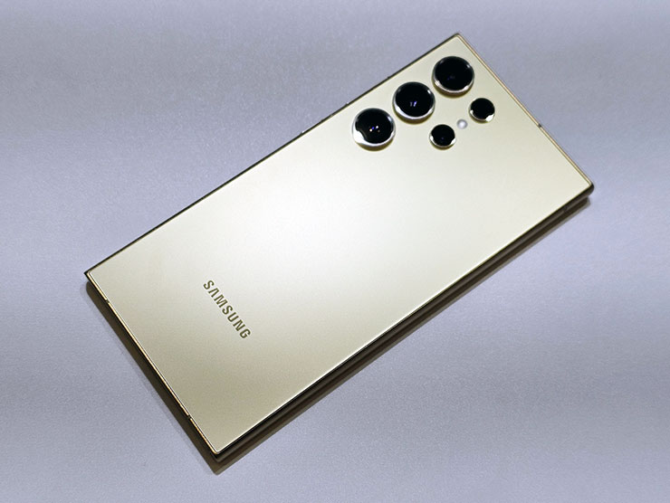 三星 Galaxy S24 系列實機外觀動眼看!設計小細節差異,主題式感應保護殼風格多變! - 阿祥的網路筆記本 Galaxy S24 Ultra 機身背面,大致與前一代設計相同