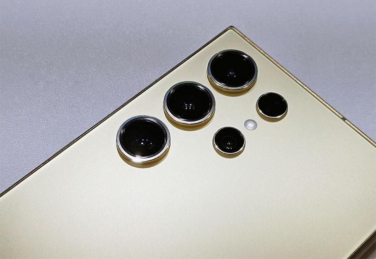 三星 Galaxy S24 系列實機外觀動眼看!設計小細節差異,主題式感應保護殼風格多變! - 阿祥的網路筆記本 主鏡頭一樣是獨立五環設計,但左下的望遠鏡頭由 10x 潛望改為 5x 望遠