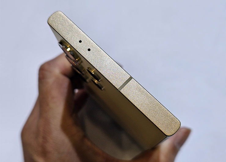 三星 Galaxy S24 系列實機外觀動眼看!設計小細節差異,主題式感應保護殼風格多變! - 阿祥的網路筆記本 機身邊框改為鈦合金,且有霧面處理,機身頂部可以看到兩組麥克風,相較於過去的一組能帶來更好的收音與降噪效果