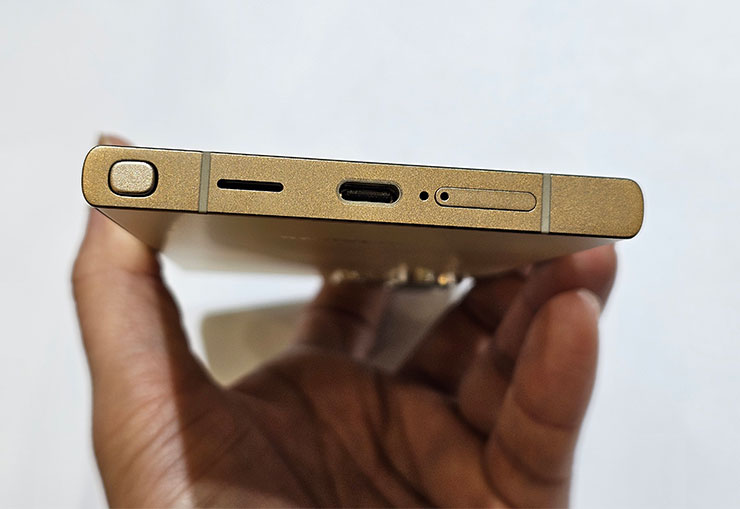 三星 Galaxy S24 系列實機外觀動眼看!設計小細節差異,主題式感應保護殼風格多變! - 阿祥的網路筆記本 機身底部,可以看到 S Pen 槽的筆尾尺寸變小,揚器孔也變為單孔橫線的造型