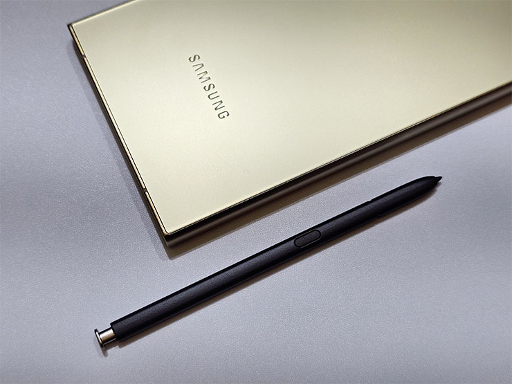 三星 Galaxy S24 系列實機外觀動眼看!設計小細節差異,主題式感應保護殼風格多變! - 阿祥的網路筆記本 S Pen 的尺寸與前一代相同。