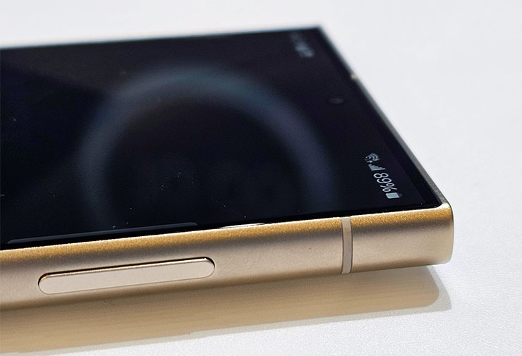 三星 Galaxy S24 系列實機外觀動眼看!設計小細節差異,主題式感應保護殼風格多變! - 阿祥的網路筆記本 側面看螢幕確實為全平面,邊框同樣圓弧設計。