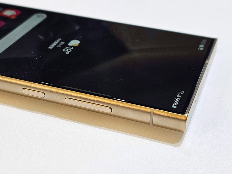 三星 Galaxy S24 系列實機外觀動眼看!設計小細節差異,主題式感應保護殼風格多變! - 阿祥的網路筆記本 按鈕同樣集中於右側,有一體化的音量調整鍵與單一側鍵