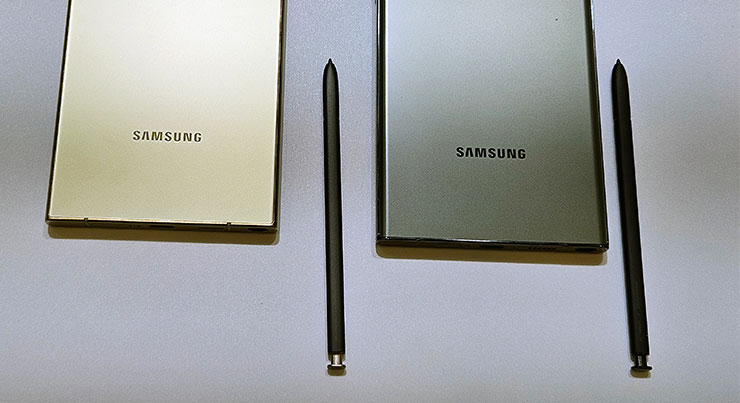 三星 Galaxy S24 系列實機外觀動眼看!設計小細節差異,主題式感應保護殼風格多變! - 阿祥的網路筆記本 Galaxy S24 Ultra(圖左)與 S23 Ultra (圖右)的 S Pen 看起來設計也相同。