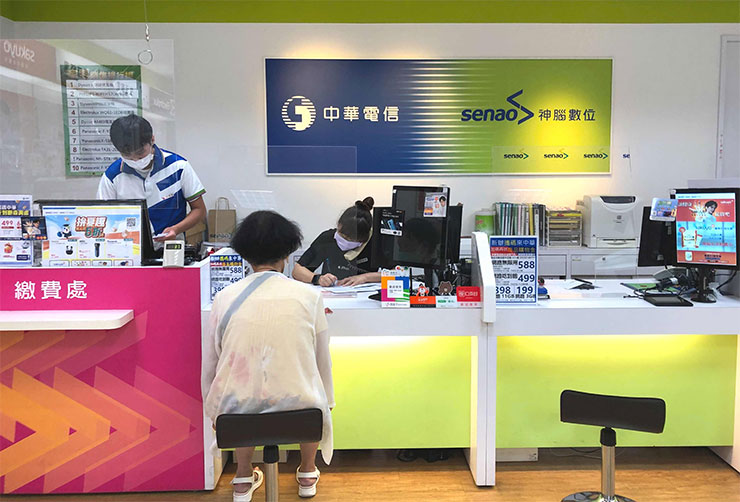 至神腦門市購買三星旗艦AI新機S24系列，持指定機型舊機換新機現折三千元。