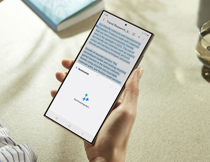 Galaxy S24 系列整合了 AI 技術，能協助使用者進行文本優化