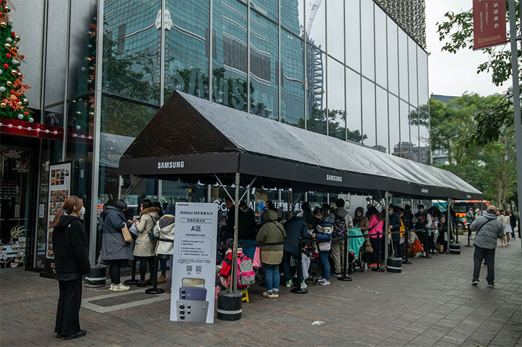 取貨首日數百星粉熱血排隊搶先機