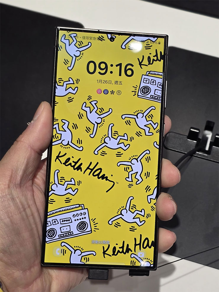 透過主題背殼與手機背面的貼合，即可自動替換不同風格的主題