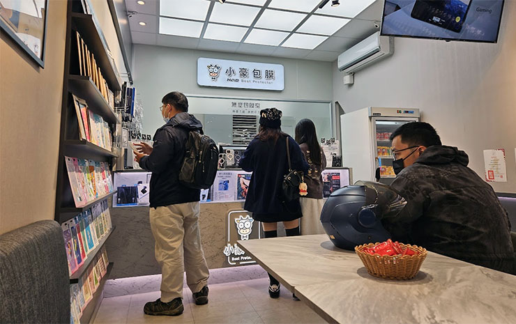 有搶到首批預購的星粉們在 1/26 就能取機，也可以看到小豪包膜直營門市慢慢湧現第一時間貼玻璃保護貼與包膜的消費者。