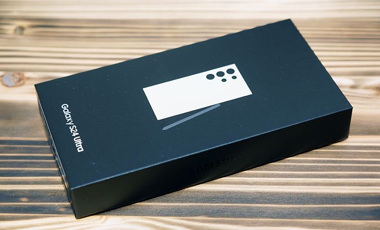 Galaxy S24 Ultra 的外盒與前一代相同，封面的手機圖可以看出你所選購的色款。
