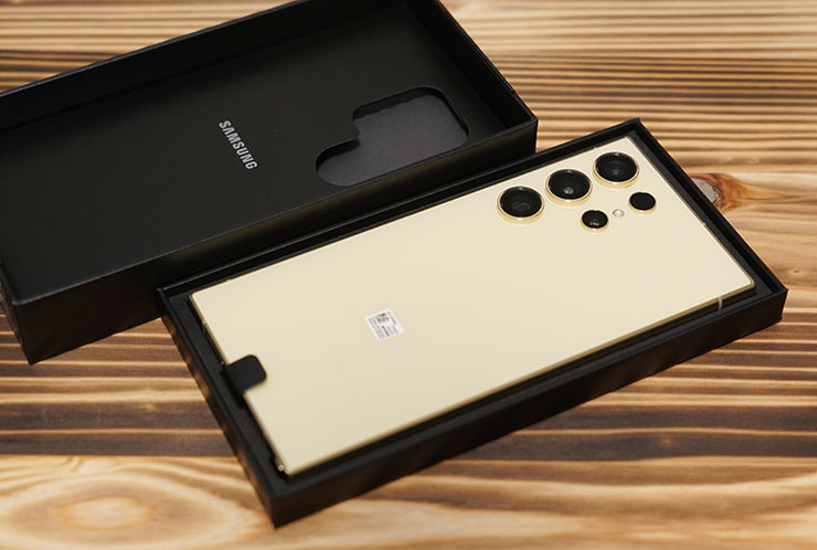 開箱，直接可看到手機本體背面，盒蓋處附有配件與說明書盒。