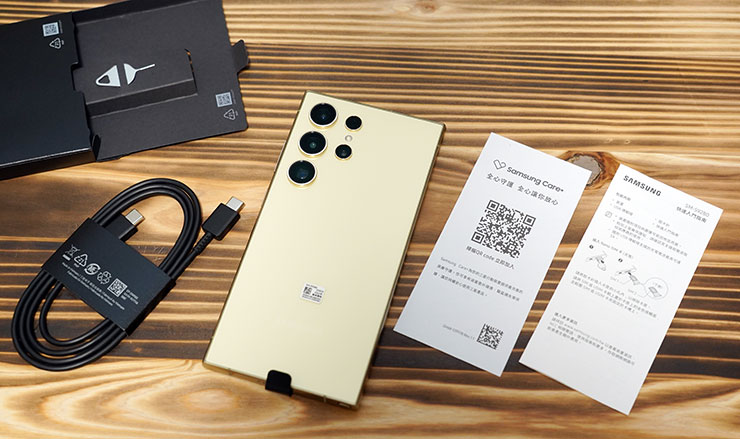 盒內物品一覽，只有手機、USB Type-C 線、說明書 / 保固說明、退卡針…就這樣，非常精簡。