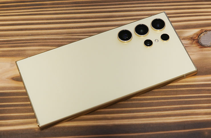 Galaxy S24 Ultra 的背面設計與前一代完全相同，鈦黃色本身的色彩較為淡雅，乍看有點米黃色的感覺。