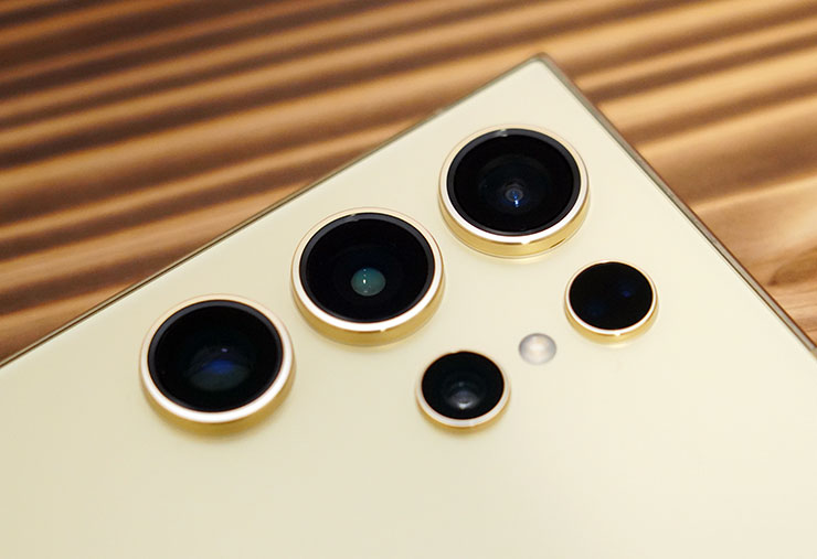 主相機同樣為五環式設計，左三大為超廣角、廣角主鏡與新的 5x 光學變焦鏡頭，右方為 3x 光學變焦鏡頭與雷射輔助對焦，中間還有一個雙色溫補光燈。