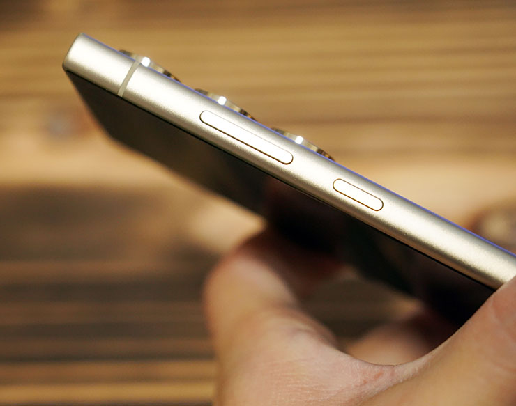 Galaxy S24 Ultra 鈦黃版本的邊框與機身同色，表層有霧面處理，手感相當出色，按鈕同樣集中於右側，分別為音量鍵與側鍵。