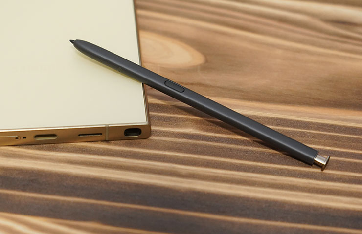 抽出 S Pen，筆身為全黑色配置。