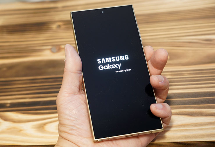 今年的 Galaxy S24 Ultra 改為全平面螢幕，正面可看出四邊等寬的超窄邊框設計，視覺效果不錯。