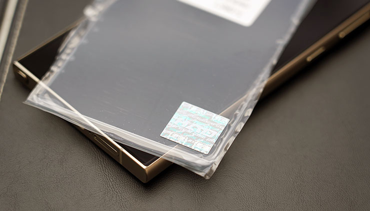 阿祥今年同樣選擇小豪包膜的 HAO 5D 果凍膠玻璃保護貼作為 Galaxy S24 Ultra 的螢幕防護方案，目前推出的版本為全透明版，產品本體的保護膜上都有雷射防偽貼紙。