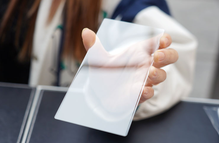 撕掉保護封膜，可看到整張玻璃保護貼皆為透明設計，沒有額外的黑框，也不完全不會影響到原本螢幕的顯示範圍與效果。