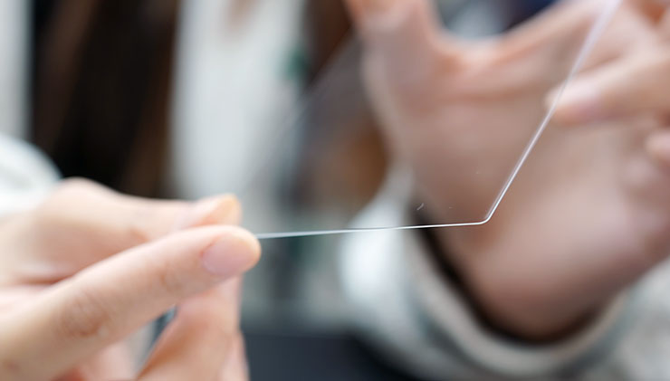 仔細看 HAO 5D 果凍膠玻璃保護貼的左右側邊，可以發現到些微的彎曲設計，可以與 Galaxy S24 Ultra 螢幕的微曲面完美對應。