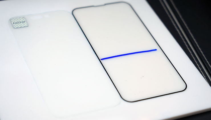 HAO 5D 果凍膠玻璃保護貼除了優異的防護力，表面的疏水疏油鍍膜層也極為注重手感與耐用度，店員也實測與一般玻璃保護貼比較，使用油性麥克筆劃線後，可以輕鬆使用面紙擦除。