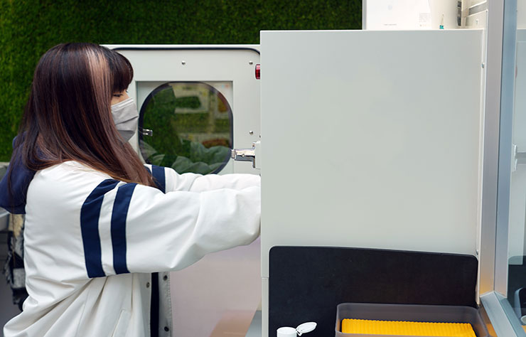 小豪包膜的直營門市都設置有無塵包膜室，可透過僅允許單向開啟的傳遞窗口將手機與保護貼送入無塵室內，確保灰塵不會入侵。