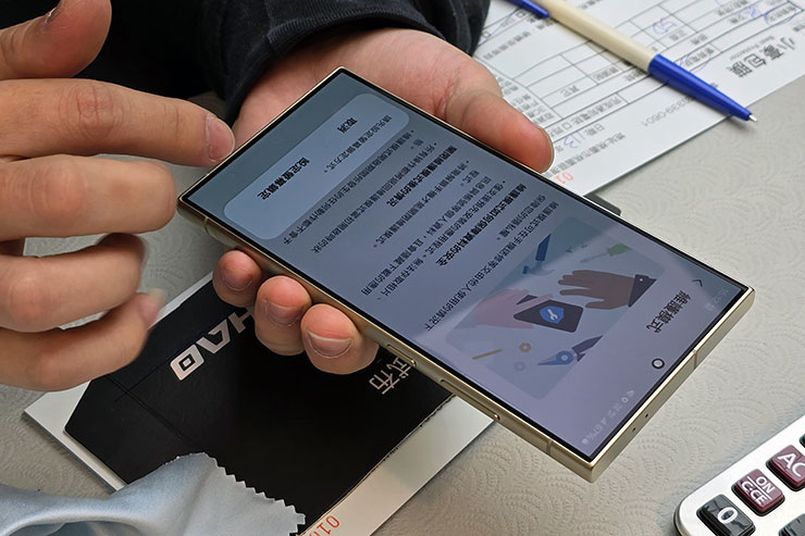 在施作前，店員也會主動協助客人將手機開啟至「維護模式」，以避免隱私資料被看到，也不需要將鎖定密碼透露給師傅知道，安全防護更到位哦！