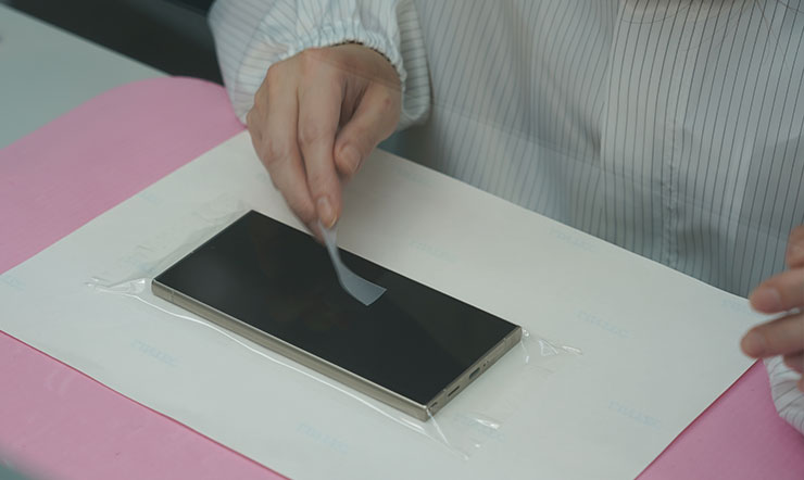 接下來會進行螢幕表層的除塵，確保沒有任何灰塵雜物附著在螢幕面板上。