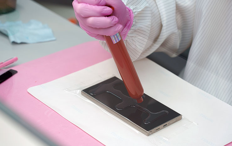 接下來師傅會在螢幕上擠上獨家專利的果凍膠，使用量需要恰到好處才能達到完全貼合的效果。