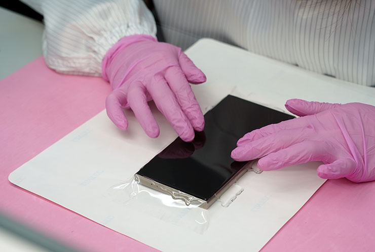 玻璃貼合後，再次檢查是否有小氣泡沒有排出。