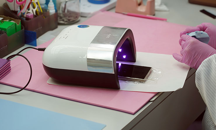 接下來會讓手機照射 UV 紫外燈進行果凍膠的固化，並進行指紋辨識的測試，沒問題後會再進行二次照射讓果凍膠完全固化。