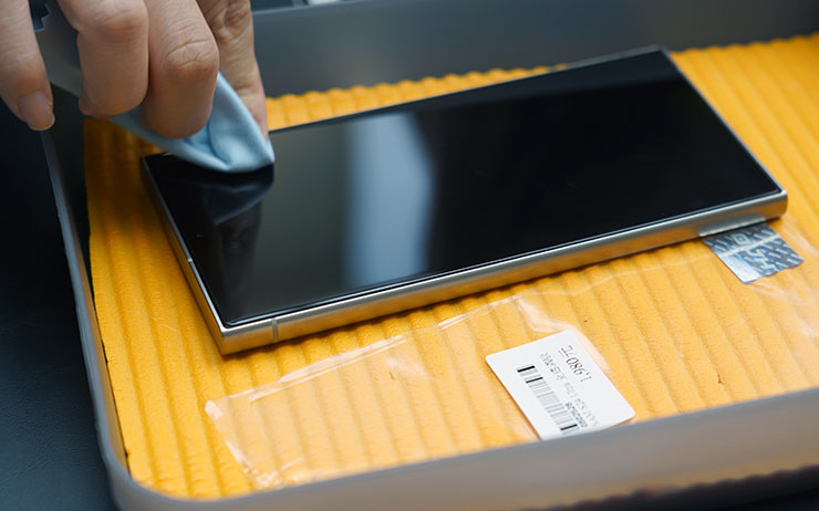 手機出無塵室後，店員會再次進行手機清潔與成品檢查，若有發現問題，會再要求師傅處理到完美才會交付給客戶哦！