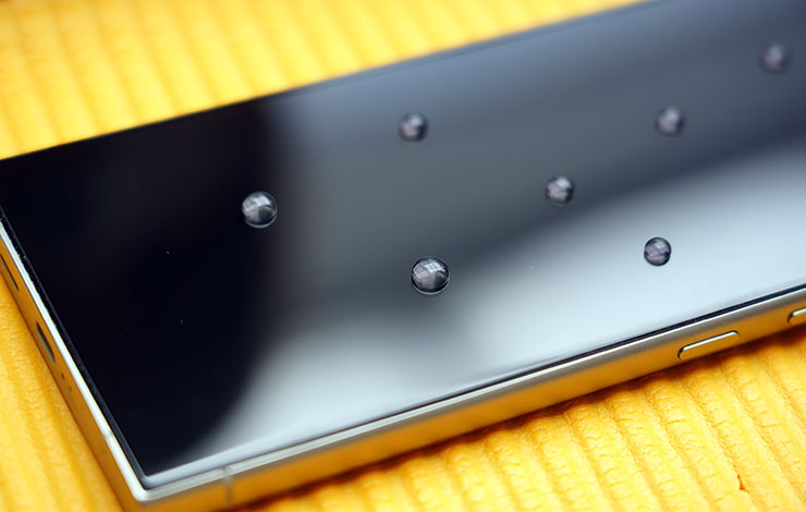 實際滴上水滴在 HAO 5D 果凍膠玻璃保護貼的表層，可以看到圓潤飽滿的圓珠狀，也證明疏水疏油層的功能到位。