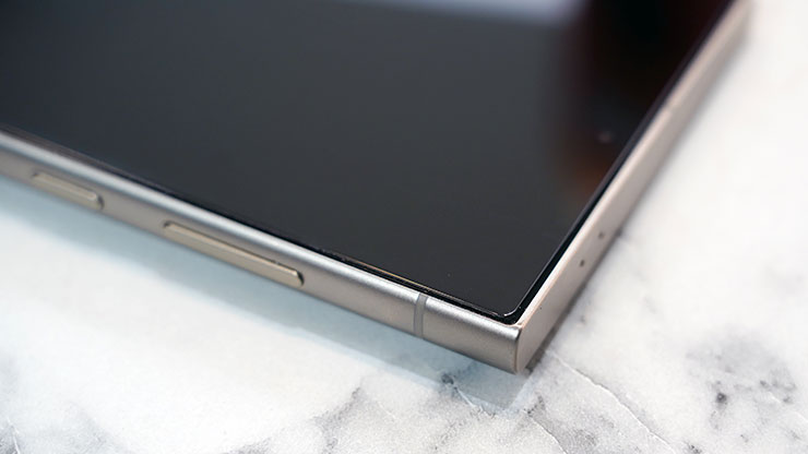 HAO 5D 果凍膠玻璃保護貼安裝上 S24 Ultra 後，邊角可看到些微退縮，可以符合市面上大多數防摔殼的安裝需求，不會有邊緣擠壓的問題。